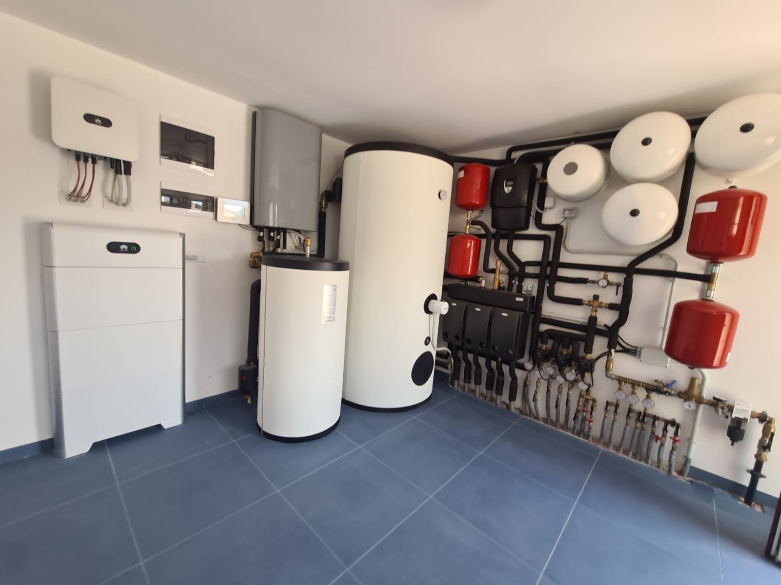 Centrale termica con pompa di calore, accumuli, inverter fotovoltaico e batteria